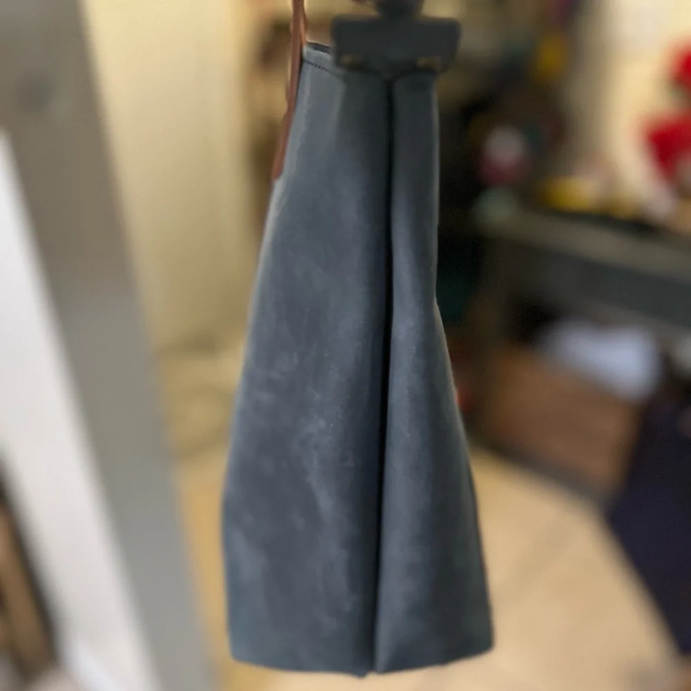 PLG med zip tote in Storm ⛈️ - Picture 6 of 7
